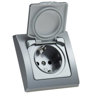 Schutzkontakt-Steckdose IP44. Delphi-Serie silber