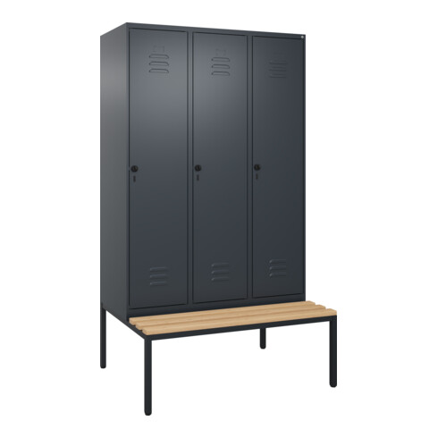 C+P Spind Classic PLUS, Bank, 3 Abteile, 2120x1200x815mm, 7016/7016 Verschluss Sicherheits-Drehriegel 4 Garderobenhaken Sitzbanktyp untergebaut
