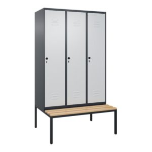C+P Spind Classic PLUS, Bank, 3 Abteile, 2120x1200x815mm, 7016/7035 Verschluss Sicherheits-Drehriegel 4 Garderobenhaken Sitzbanktyp untergebaut C+P Spind Classic PLUS, Bank, 3 Abteile, 2120x1200x815mm, 7016/7035 Verschluss Sicherheits-Drehriegel 4 Garderobenhaken Sitzbanktyp untergebaut