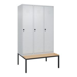 C+P Spind Classic PLUS, Bank, 3 Abteile, 2120x1200x815mm, 7035/7035 Verschluss Sicherheits-Drehriegel 4 Garderobenhaken Sitzbanktyp untergebaut C+P Spind Classic PLUS, Bank, 3 Abteile, 2120x1200x815mm, 7035/7035 Verschluss Sicherheits-Drehriegel 4 Garderobenhaken Sitzbanktyp untergebaut