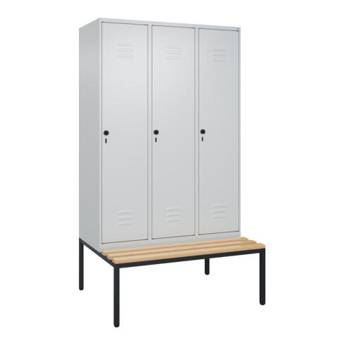 C+P Spind Classic PLUS, Bank, 3 Abteile, 2120x1200x815mm, 7035/7035 Verschluss Sicherheits-Drehriegel 4 Garderobenhaken Sitzbanktyp untergebaut
