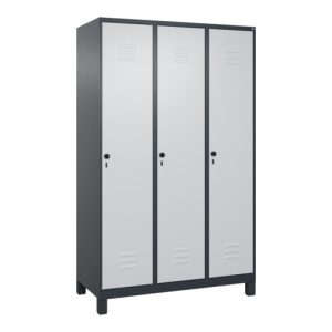 C+P Spind Classic PLUS, Füße, 3 Abteile, 1950x1200x500mm, 7016/7035 Verschluss Sicherheits-Drehriegel 4 Garderobenhaken C+P Spind Classic PLUS, Füße, 3 Abteile, 1950x1200x500mm, 7016/7035 Verschluss Sicherheits-Drehriegel 4 Garderobenhaken