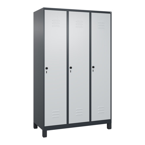 C+P Spind Classic PLUS, Füße, 3 Abteile, 1950x1200x500mm, 7016/7035 Verschluss Sicherheits-Drehriegel 4 Garderobenhaken
