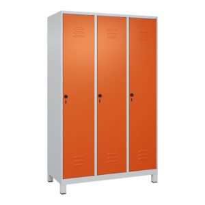 C+P Spind Classic PLUS, Füße, 3 Abteile, 1950x1200x500mm, 7035/2004 Verschluss Sicherheits-Drehriegel 4 Garderobenhaken