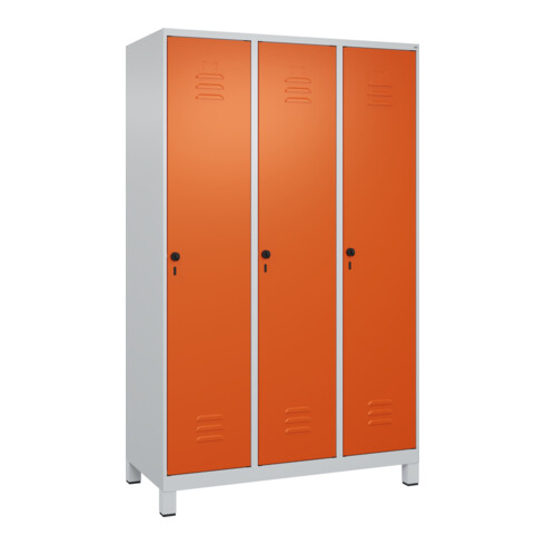 C+P Spind Classic PLUS, Füße, 3 Abteile, 1950x1200x500mm, 7035/2004 Verschluss Sicherheits-Drehriegel 4 Garderobenhaken