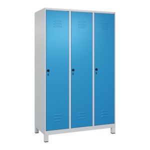 C+P Spind Classic PLUS, Füße, 3 Abteile, 1950x1200x500mm, 7035/5012 Verschluss Sicherheits-Drehriegel 4 Garderobenhaken