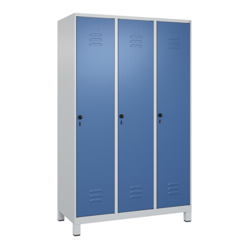 C+P Spind Classic PLUS, Füße, 3 Abteile, 1950x1200x500mm, 7035/5023 Verschluss Sicherheits-Drehriegel 4 Garderobenhaken