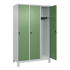 C+P Spind Classic PLUS, Füße, 3 Abteile, 1950x1200x500mm, 7035/6011 Verschluss Sicherheits-Drehriegel 4 Garderobenhaken