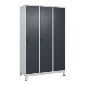 C+P Spind Classic PLUS, Füße, 3 Abteile, 1950x1200x500mm, 7035/7016 Verschluss Sicherheits-Drehriegel 4 Garderobenhaken