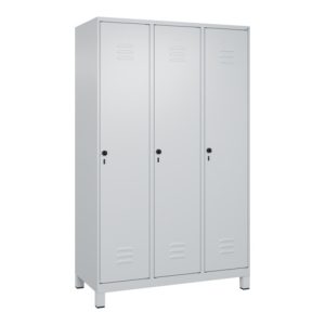 C+P Spind Classic PLUS, Füße, 3 Abteile, 1950x1200x500mm, 7035/7035 Verschluss Sicherheits-Drehriegel 4 Garderobenhaken