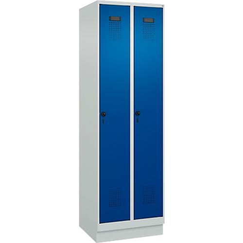 Kleiderspind C+P Evolo Plus, 2 Abteile, 300 mm Abteilbreite, mit Sockel, Anschlag rechts, Drehriegel, B 600 x T 500 x H 1950 mm, lichtgrau/enzianblau