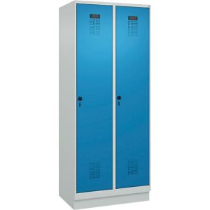 Kleiderspind C+P Evolo Plus, 2 Abteile, 400 mm Abteilbreite, mit Sockel, Anschlag rechts, B 800 x T 500 x H 1950 mm, Drehriegel, lichtgrau/lichtblau