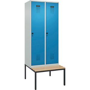 Kleiderspind C+P Evolo Plus, 2 Abteile, 400 mm Abteilbreite, mit untergebauter Sitzbank, B 800 x T 815 x H 2120 mm, Drehriegel, lichtgrau/lichtblau