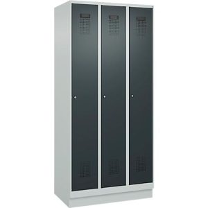 Kleiderspind C+P Evolo Plus, 3 Abteile, 300 mm Abteilbreite, mit Sockel, Anschlag rechts, B 900 x T 500 x H 1950 mm, Zylinder, lichtgrau/anthrazitgrau