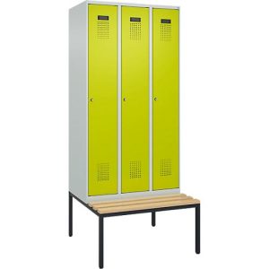 Kleiderspind C+P Evolo Plus, 3 Abteile, 300 mm Abteilbreite, mit untergebauter Sitzbank, B 900 x T 815 x H 2120 mm, Zylinder, lichtgrau/clowngrün