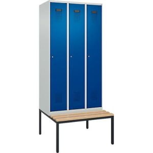 Kleiderspind C+P Evolo Plus, 3 Abteile, 300 mm Abteilbreite, mit untergebauter Sitzbank, B 900 x T 815 x H 2120 mm, Zylinder, lichtgrau/enzianblau