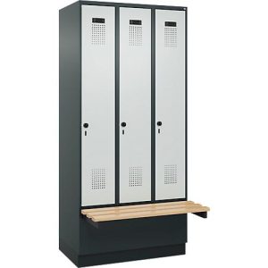 Kleiderspind C+P Evolo Plus, 3 Abteile à 300 mm Breite, Sockel, schwebende Sitzbank, B 900 x T 815 x H 1950 mm, Drehriegel, anthrazitgrau/lichtgrau