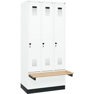 Kleiderspind C+P Evolo Plus, 3 Abteile à 300 mm Breite, Sockel, schwebende Sitzbank, B 900 x T 815 x H 1950 mm, Drehriegel, verkehrsweiß/verkehrsweiß