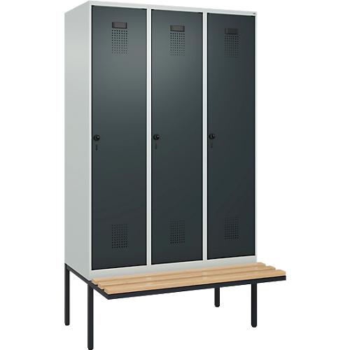 Kleiderspind C+P Evolo Plus, 3 Abteile à 400 mm Breite, schwebende Sitzbank, B 1200 x T 815 x H 2120 mm, Drehriegel, lichtgrau/anthrazitgrau