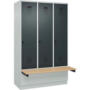 Kleiderspind C+P Evolo Plus, 3 Abteile à 400 mm Breite, Sockel, schwebende Sitzbank, B 1200 x T 815 x H 1950 mm, Drehriegel, lichtgrau/anthrazitgrau