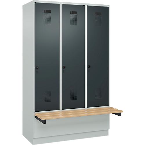 Kleiderspind C+P Evolo Plus, 3 Abteile à 400 mm Breite, Sockel, schwebende Sitzbank, B 1200 x T 815 x H 1950 mm, Drehriegel, lichtgrau/anthrazitgrau