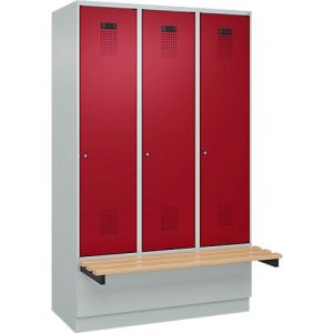 Kleiderspind C+P Evolo Plus, 3 Abteile à 400 mm Breite, Sockel, schwebende Sitzbank, B 1200 x T 815 x H 1950 mm, Zylinder, lichtgrau/rubinrot
