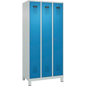 Kleiderspind C+P Evolo Plus, 3 Abteile, Anschlag rechts, Zylinderschloss, B 900 x T 500 x H 1950 mm, lichtgrau/lichtblau