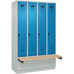 Kleiderspind C+P Evolo Plus, 4 Abteile à 300 mm Breite, Sockel, schwebende Sitzbank, B 1200 x T 815 x H 1950 mm, Drehriegel, lichtgrau/lichtblau