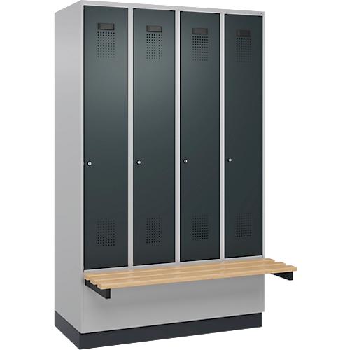 Kleiderspind C+P Evolo Plus, 4 Abteile à 300 mm Breite, Sockel, schwebende Sitzbank, B 1200 x T 815 x H 1950 mm, Zylinder, weißaluminium/anthrazitgrau