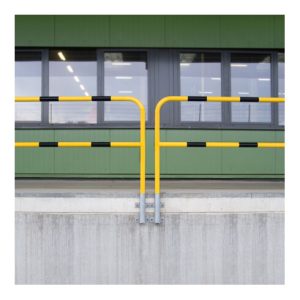 Moravia Schutzbügel für innen schwarz/gelb 1300 x 1500 mm Wandmontage mittels Einsteckhülse grundiert Moravia Schutzbügel für innen schwarz/gelb 1300 x 1500 mm Wandmontage mittels Einsteckhülse grundiert